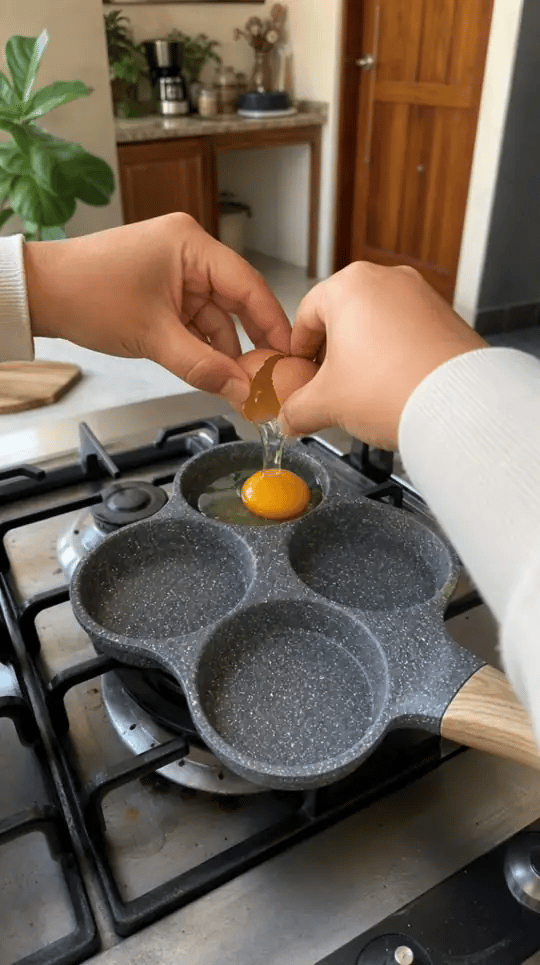 Animacion mostrando el uso de la sarten para 4 huevos